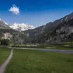 Bijoux Mit Blick Auf Blüemlisalp * Kiental